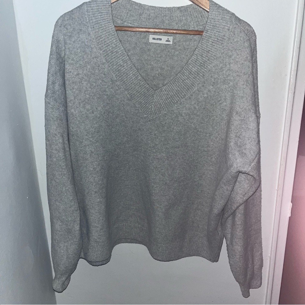 Hollister Women's Light Gray V-Neck Sweater